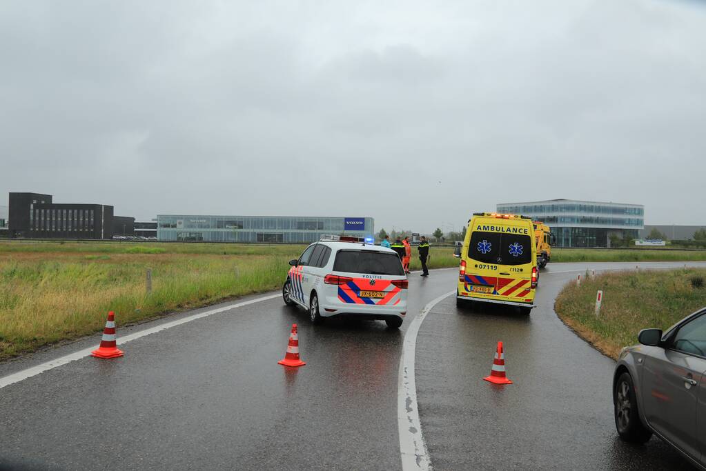 Auto vliegt uit de bocht op afrit