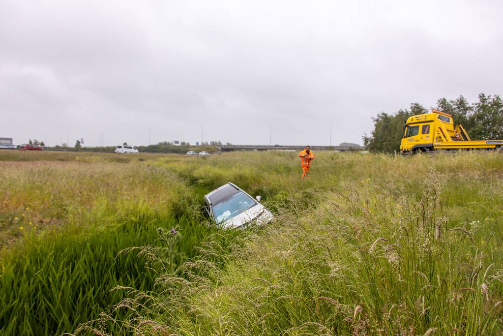 Auto vliegt uit de bocht op afrit