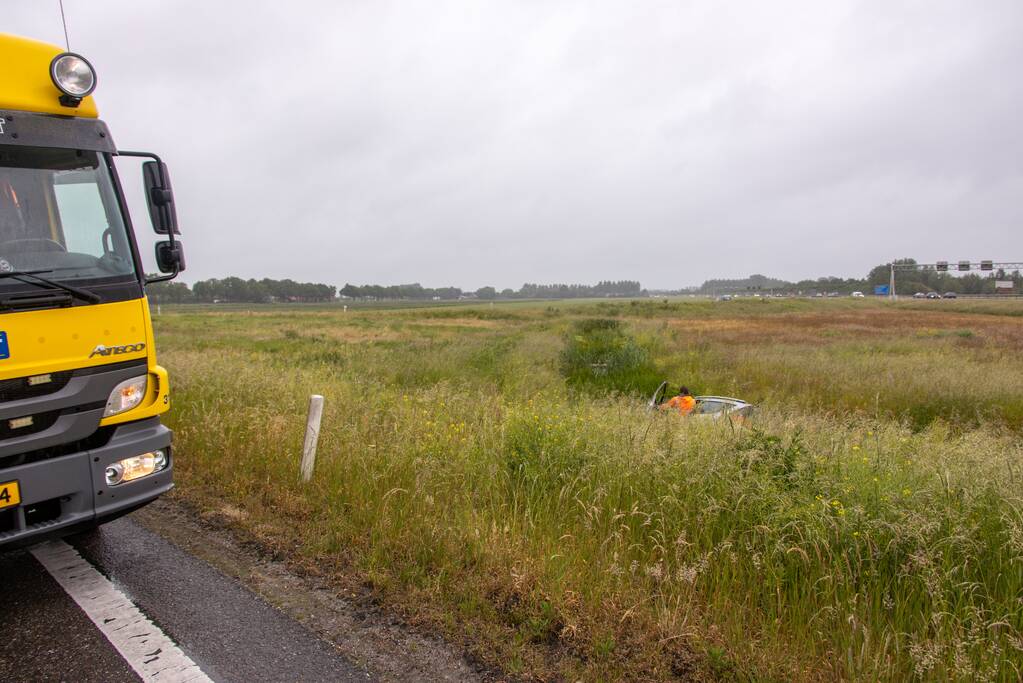 Auto vliegt uit de bocht op afrit