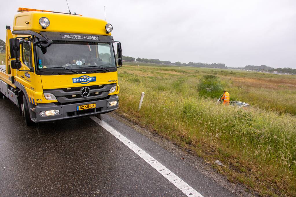 Auto vliegt uit de bocht op afrit