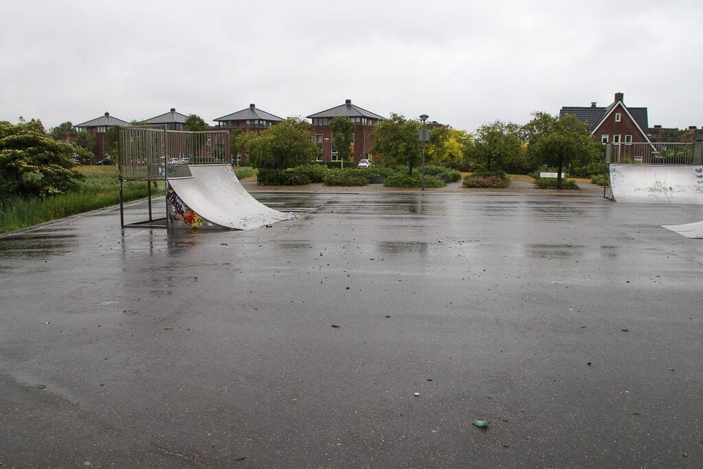 Skatebaan bezaaid met kapot gegooide bierflesjes