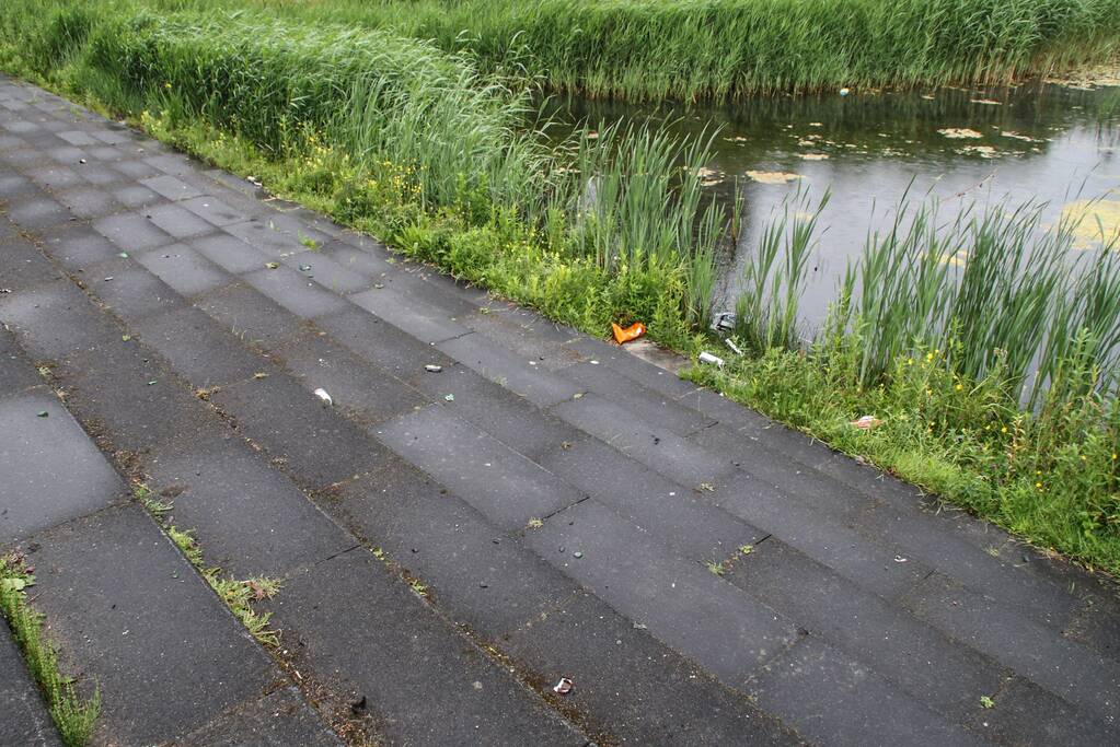 Skatebaan bezaaid met kapot gegooide bierflesjes