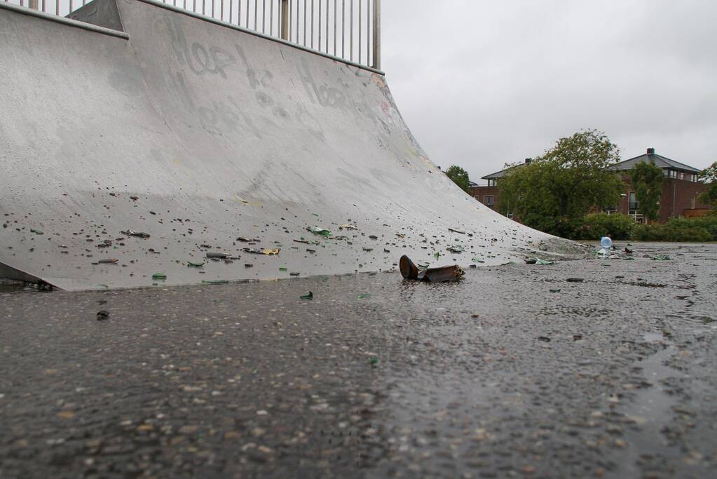 Skatebaan bezaaid met kapot gegooide bierflesjes