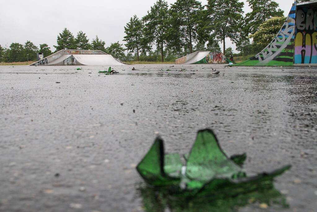 Skatebaan bezaaid met kapot gegooide bierflesjes