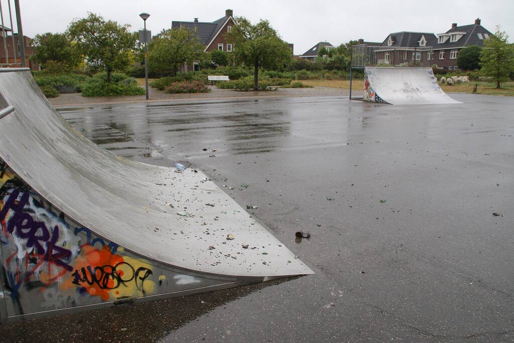 Skatebaan bezaaid met kapot gegooide bierflesjes