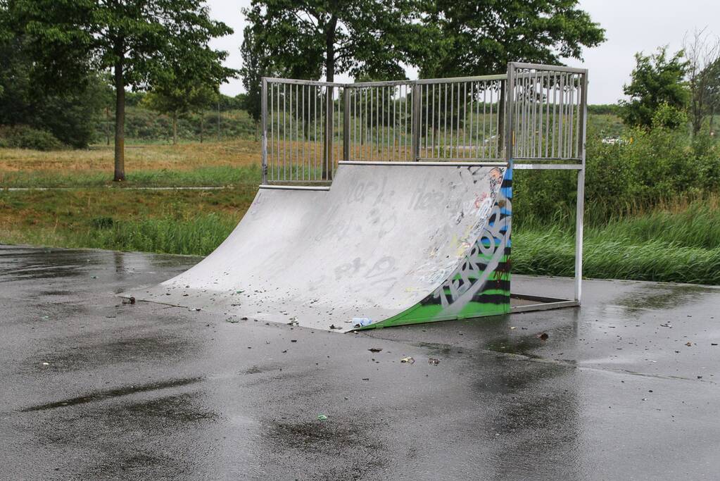 Skatebaan bezaaid met kapot gegooide bierflesjes