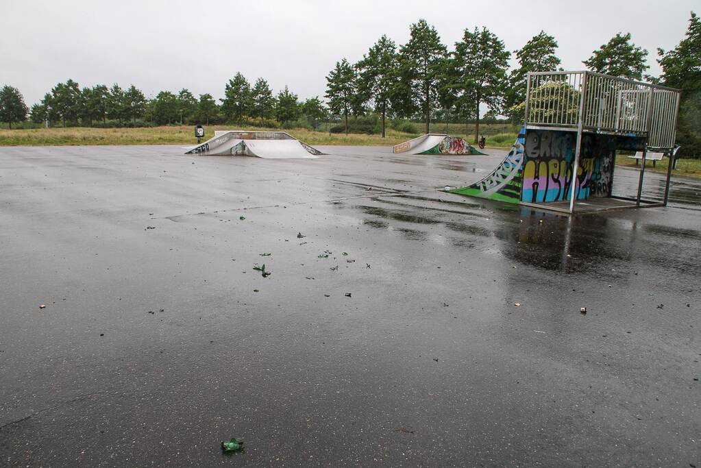 Skatebaan bezaaid met kapot gegooide bierflesjes