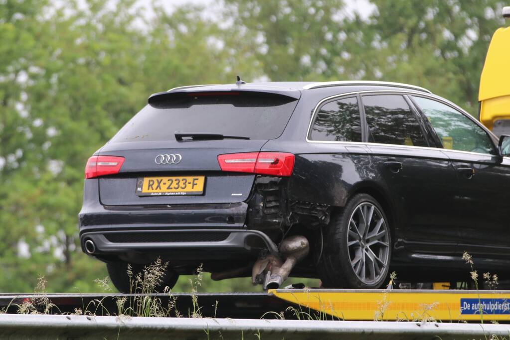Kop-staart aanrijding tussen twee auto's