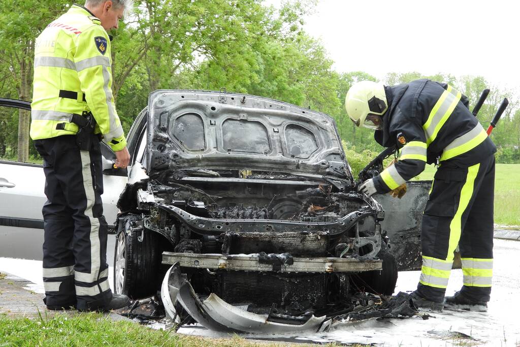 Auto verwoest door brand