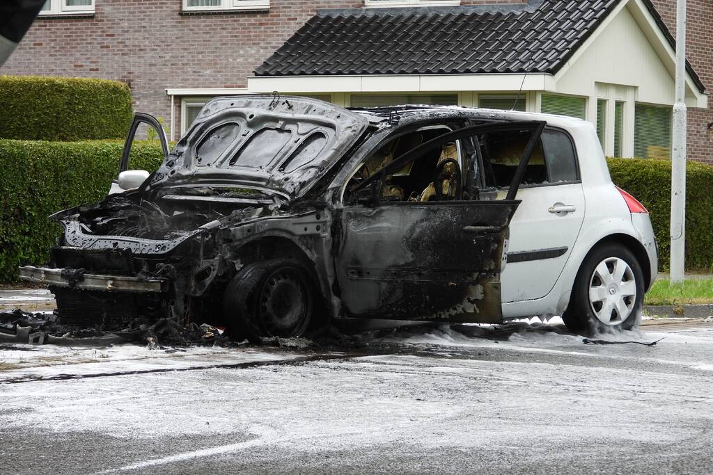 Auto verwoest door brand