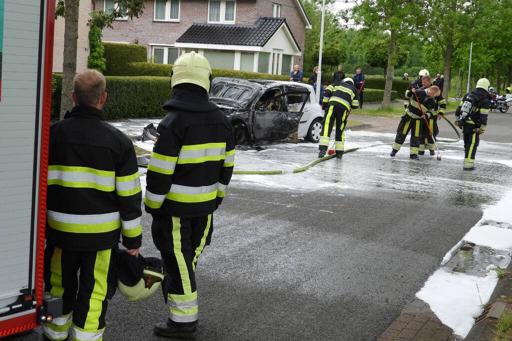 Auto verwoest door brand