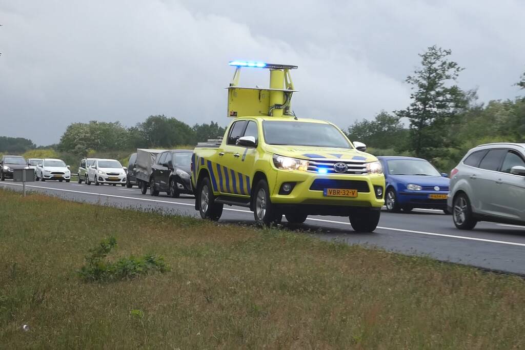 Auto vliegt al rijdend in brand