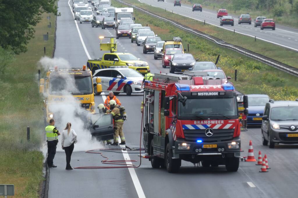 Auto vliegt al rijdend in brand