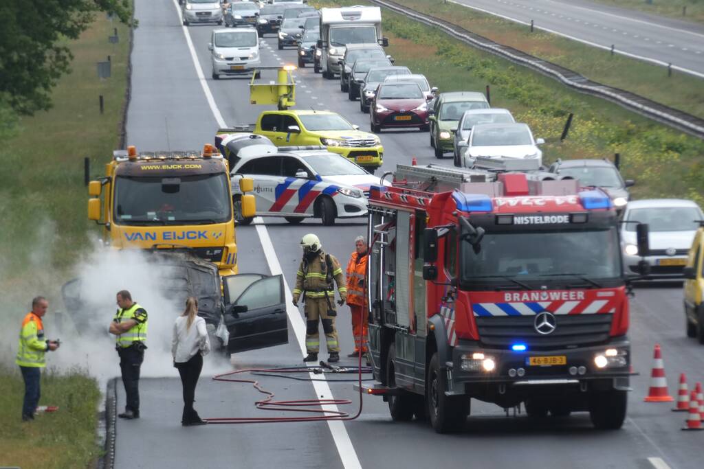 Auto vliegt al rijdend in brand