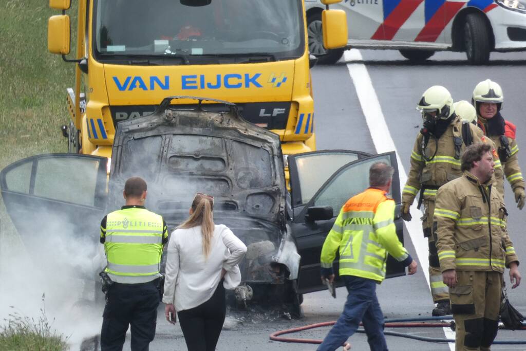 Auto vliegt al rijdend in brand