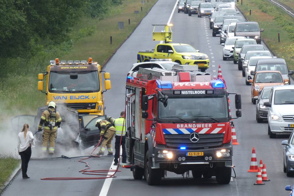 Auto vliegt al rijdend in brand
