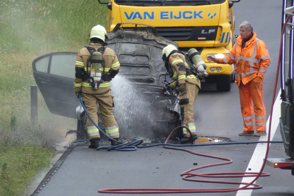 Auto vliegt al rijdend in brand