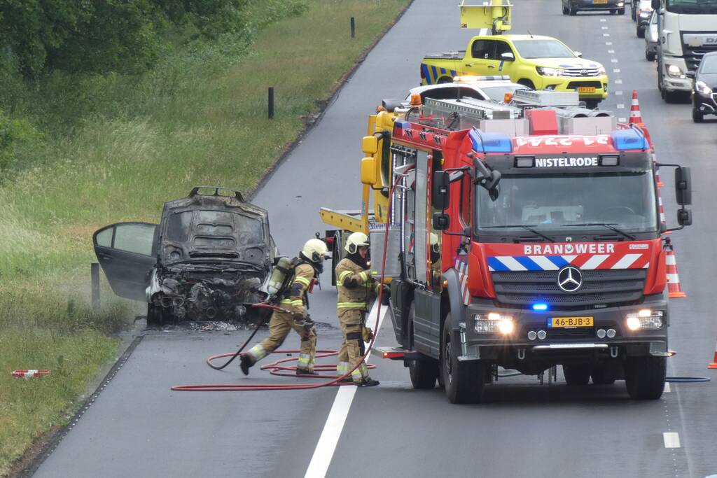 Auto vliegt al rijdend in brand