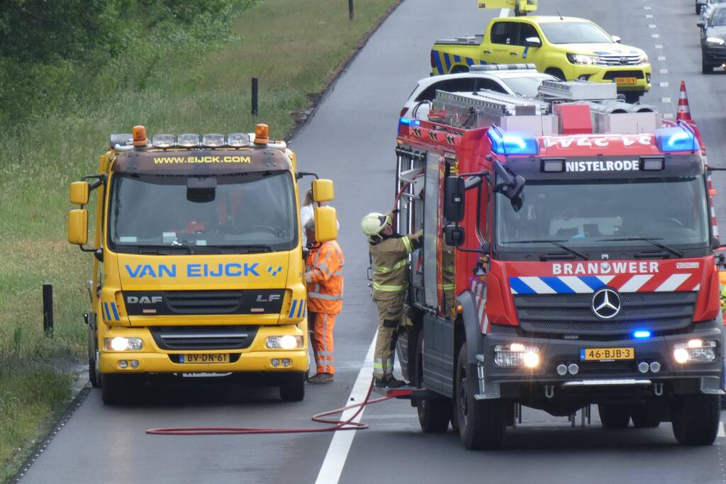 Auto vliegt al rijdend in brand