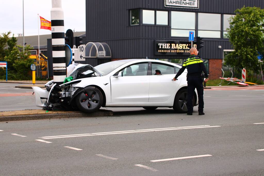 Tesla flink in de kreukels na botsing met paal