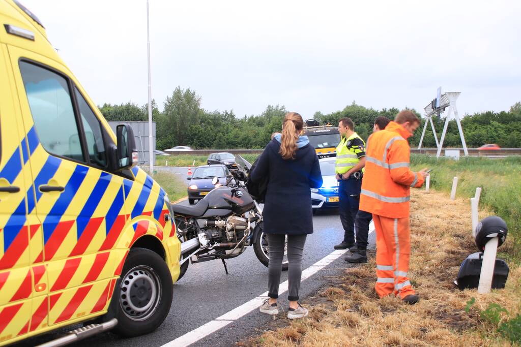 Motorrijder onderuit op afrit