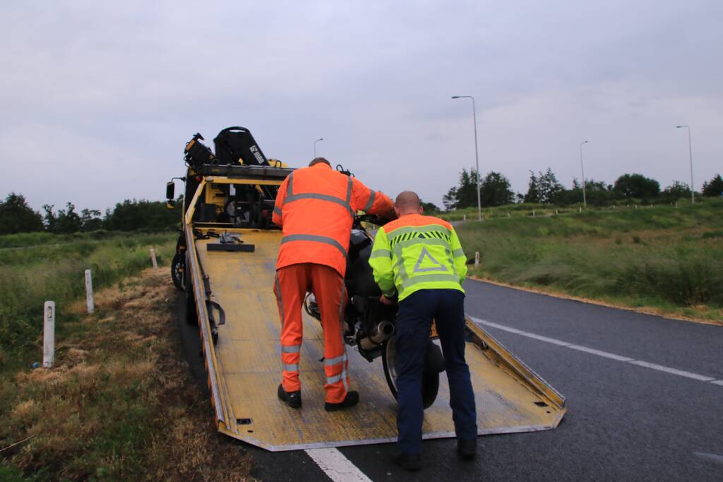 Motorrijder onderuit op afrit