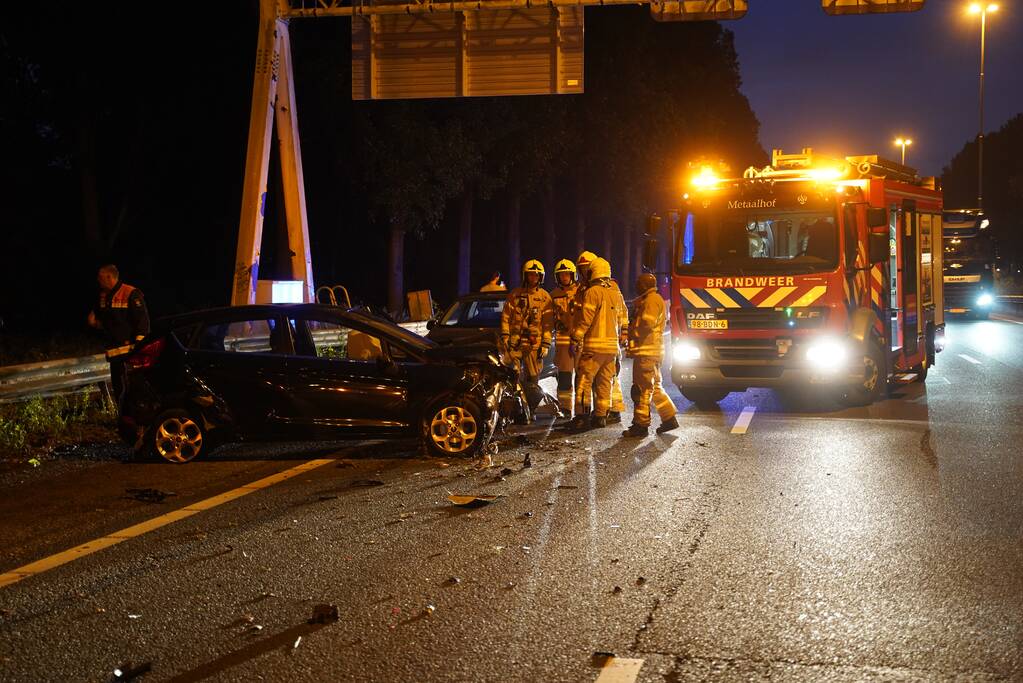 Auto botst in vangrail na kop-staart aanrijding