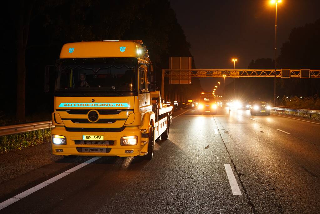 Auto botst in vangrail na kop-staart aanrijding