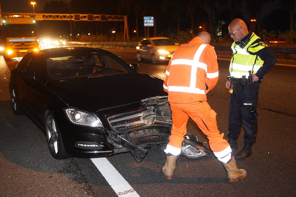 Auto botst in vangrail na kop-staart aanrijding