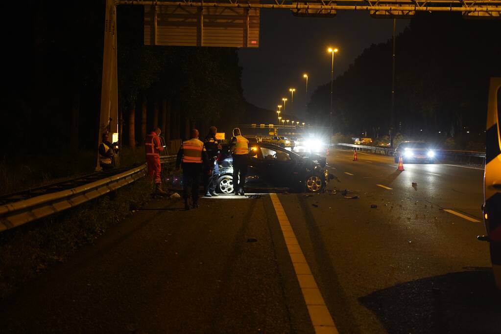 Auto botst in vangrail na kop-staart aanrijding