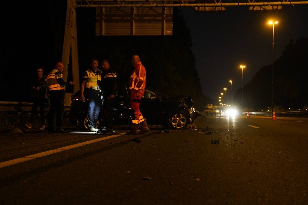 Auto botst in vangrail na kop-staart aanrijding