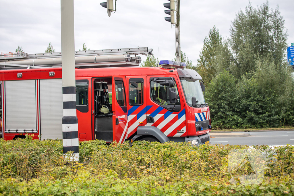 Bestelbus in brand op snelweg