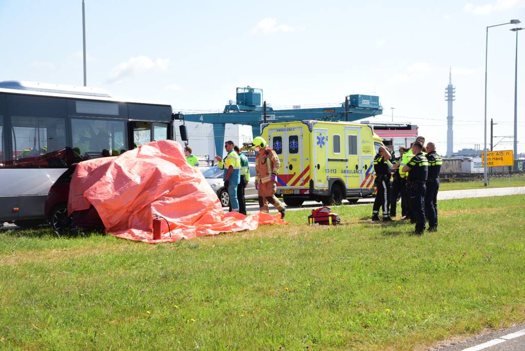 Auto botst op RET-stadsbus, automobilist overleden