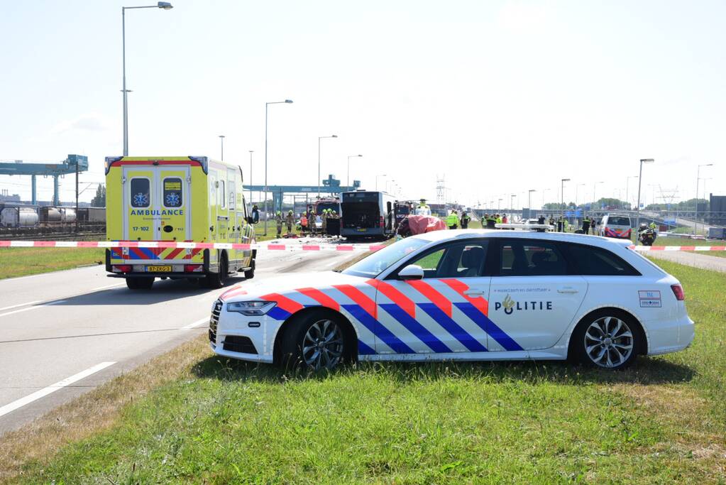 Auto botst op RET-stadsbus, automobilist overleden