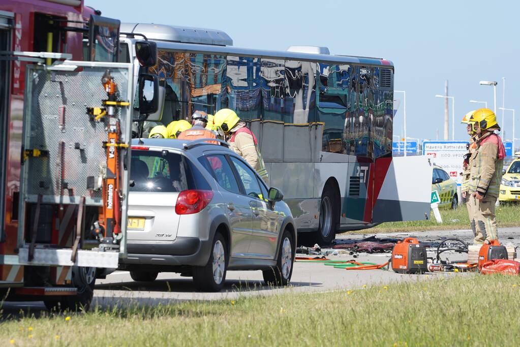 Auto botst op RET-stadsbus, automobilist overleden