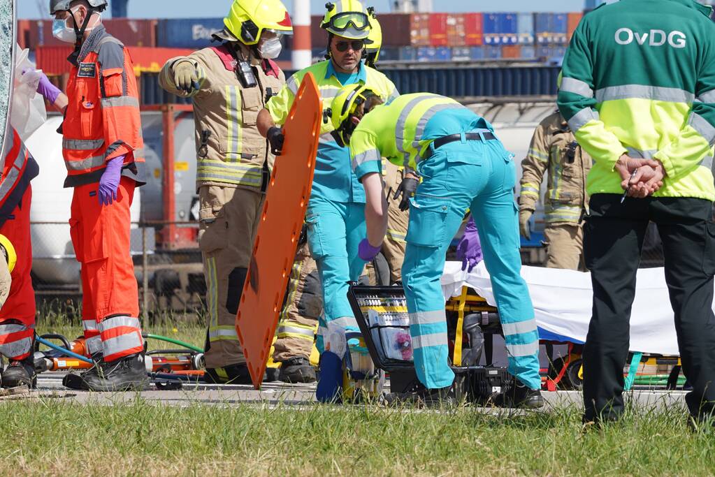 Auto botst op RET-stadsbus, automobilist overleden