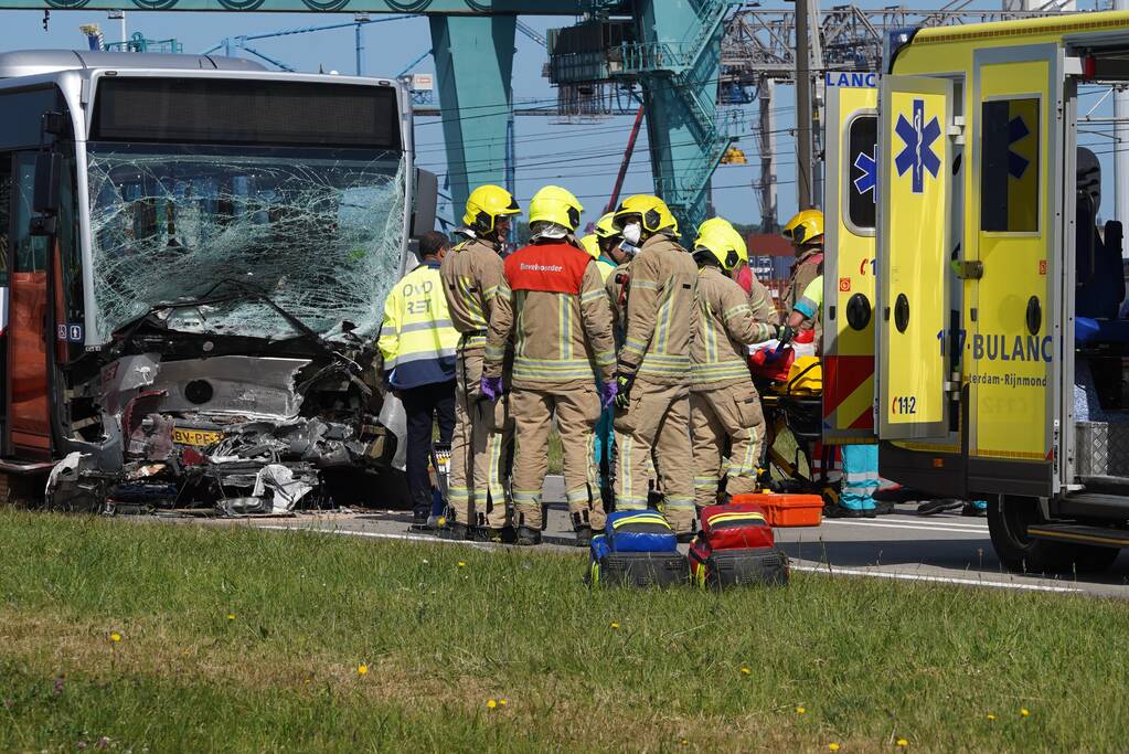 Auto botst op RET-stadsbus, automobilist overleden