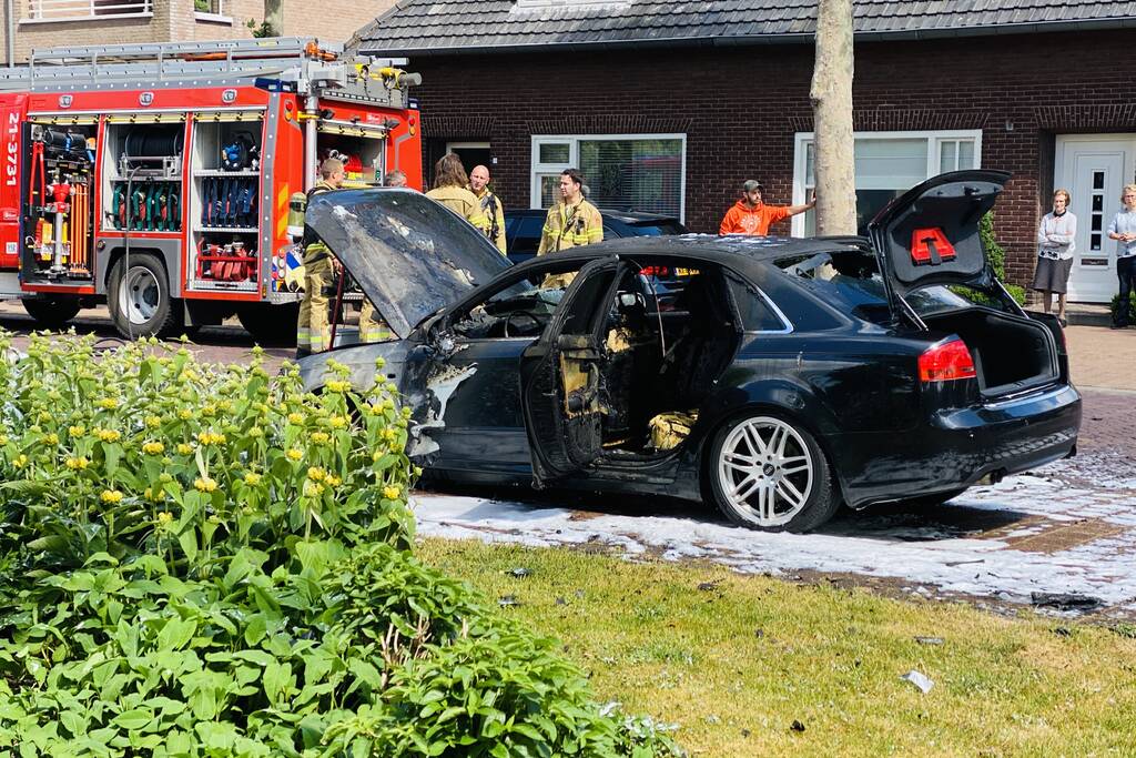 Auto volledig uitgebrand