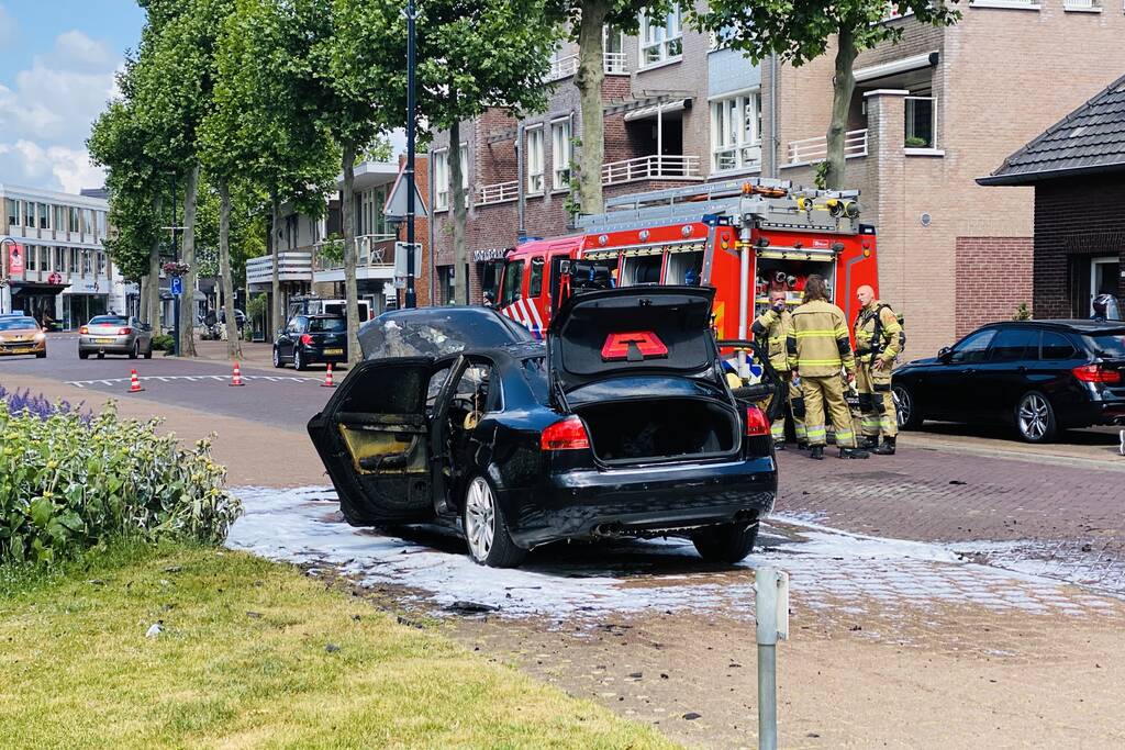 Auto volledig uitgebrand