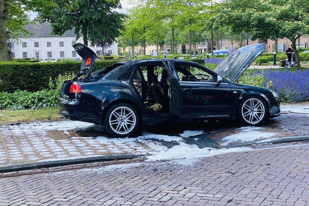 Auto volledig uitgebrand