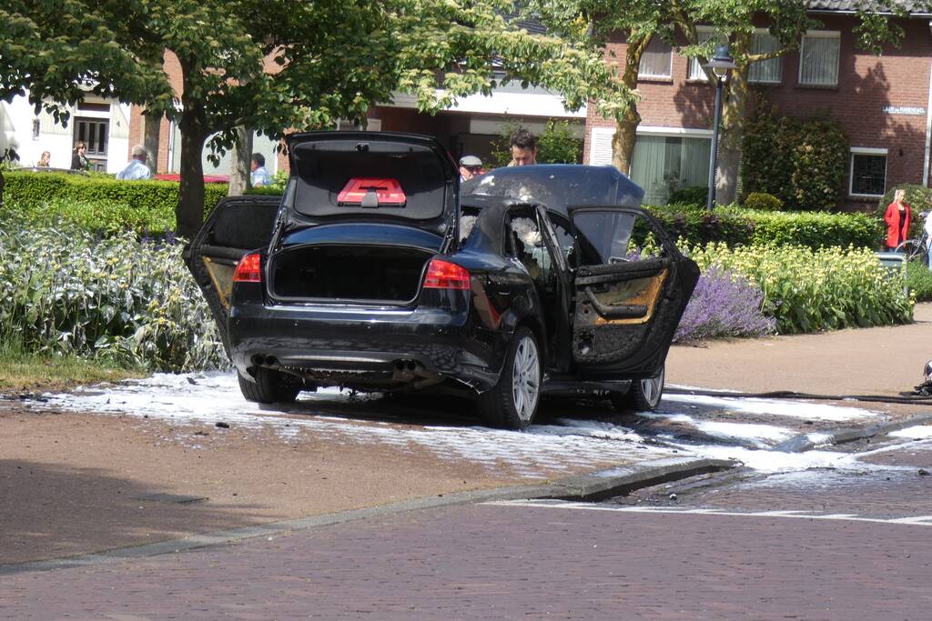 Auto volledig uitgebrand