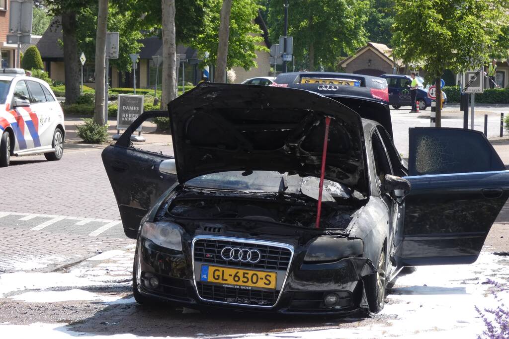 Auto volledig uitgebrand