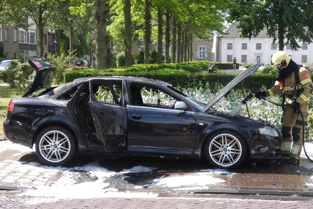 Auto volledig uitgebrand