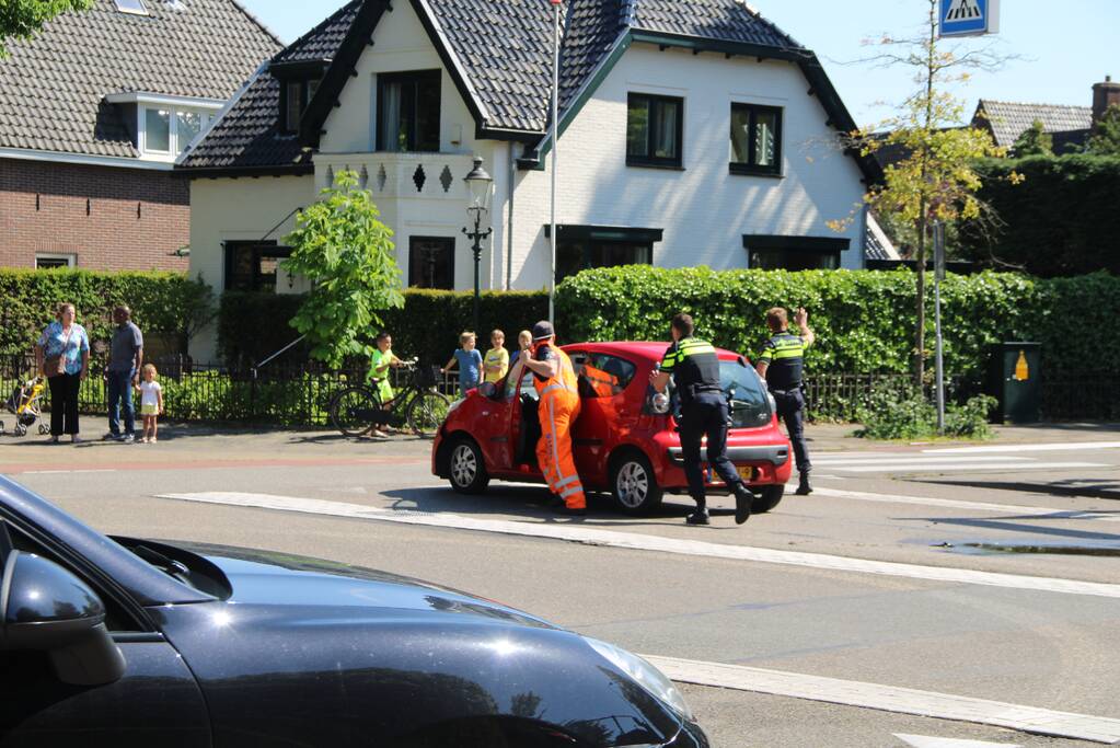 Auto botst op bestelbus