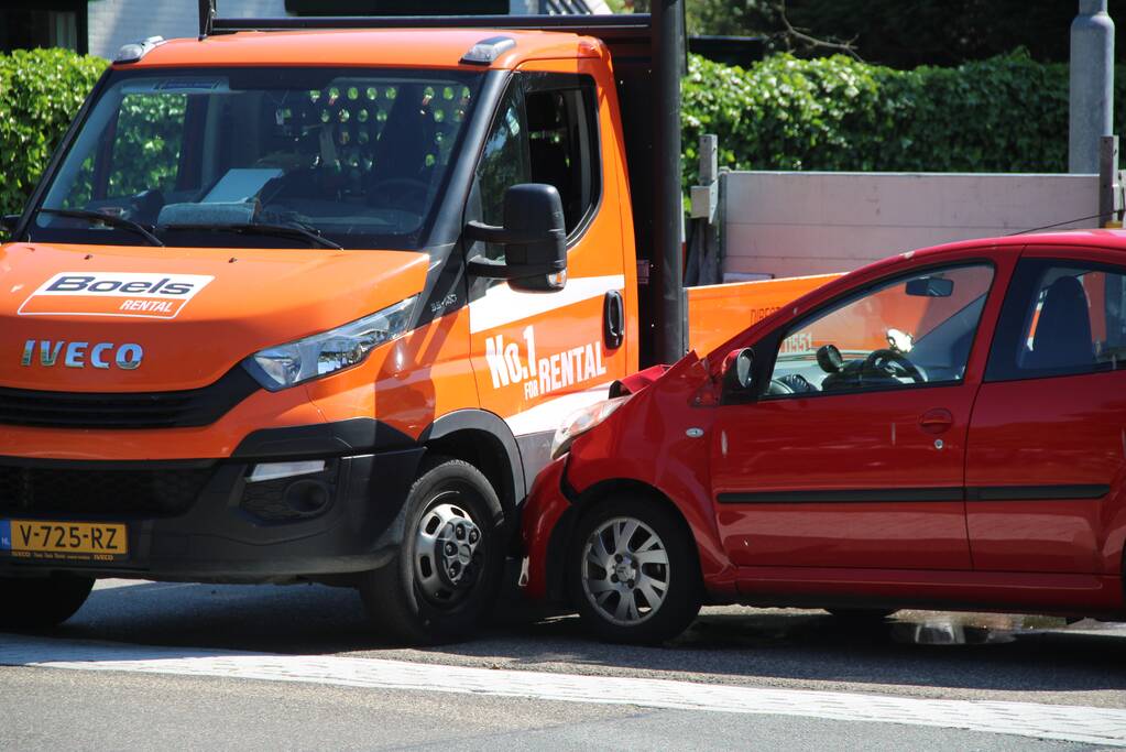 Auto botst op bestelbus