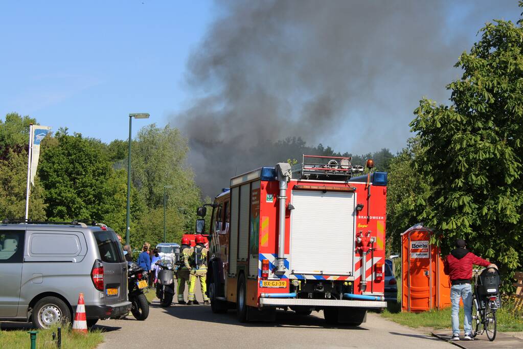 Veel rook bij grote brand Zuiderzeewijk