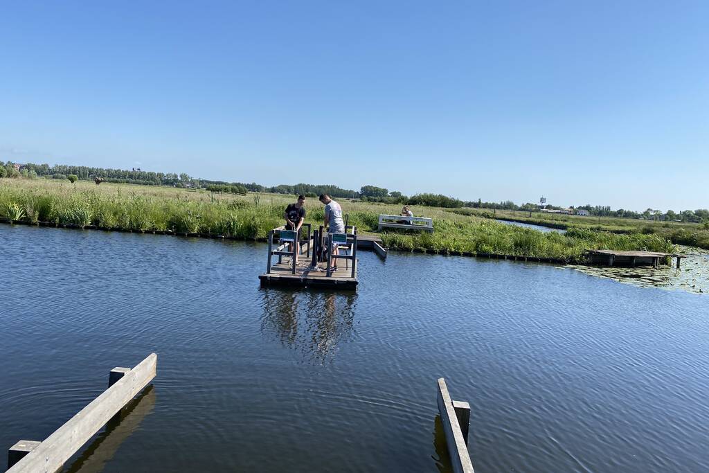 Jongens twee uur vast op vlot