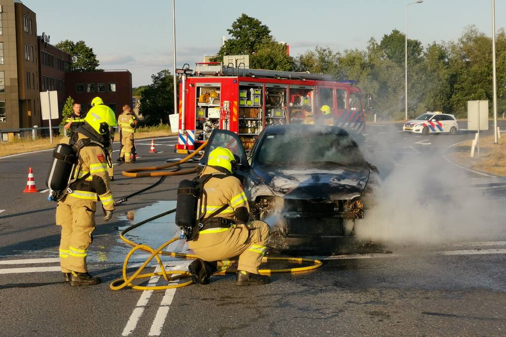 Auto gaat in vlammen op