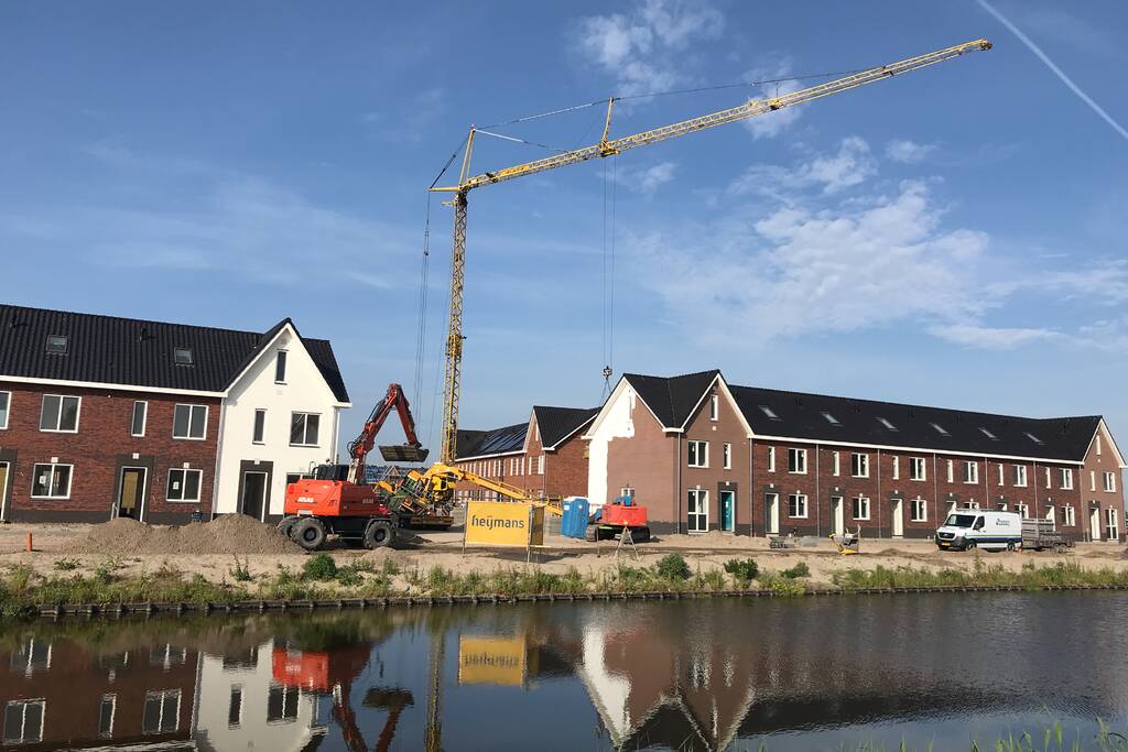 Vrachtwagen zakt door stempel bouwterrein