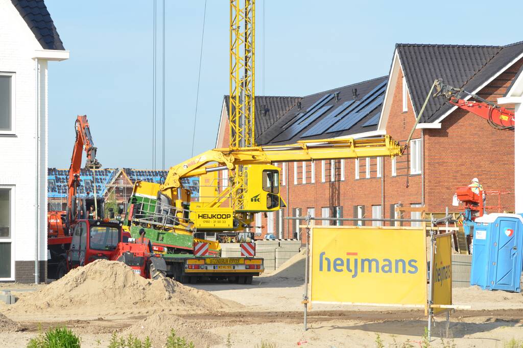 Vrachtwagen zakt door stempel bouwterrein